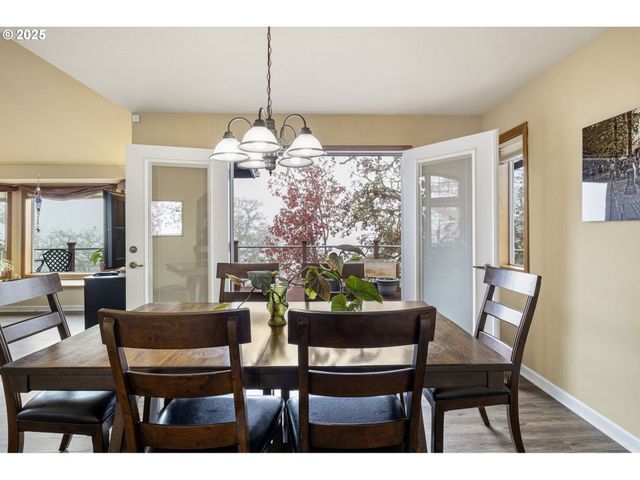 1495 Se PARKWOOD Dr, Roseburg, OR 97470