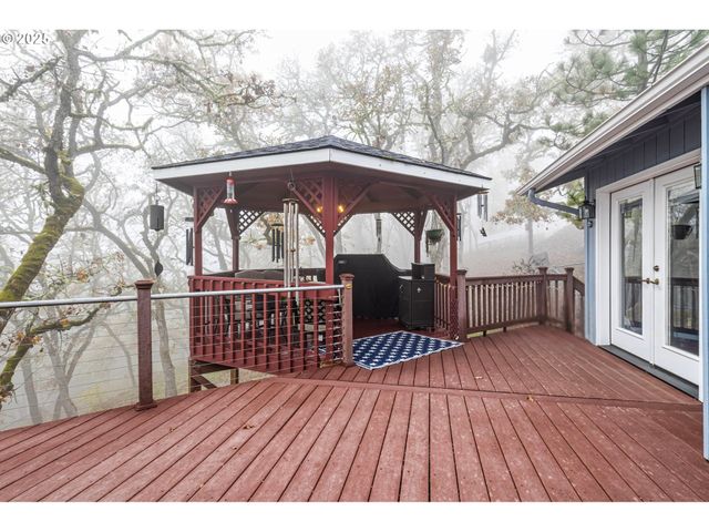 1495 Se PARKWOOD Dr, Roseburg, OR 97470