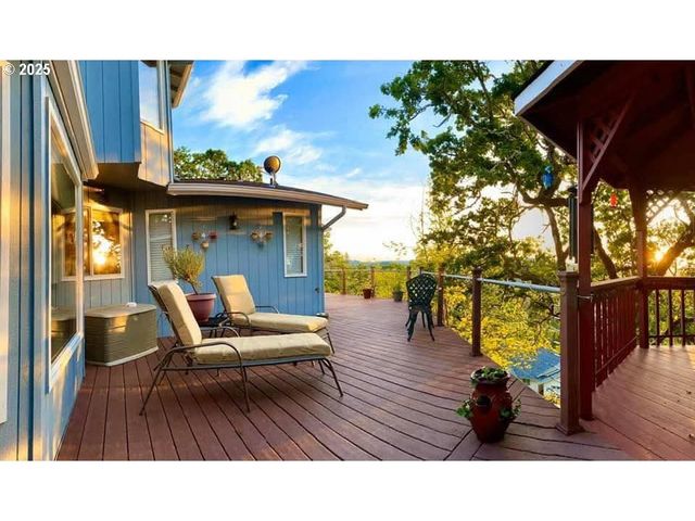 1495 Se PARKWOOD Dr, Roseburg, OR 97470