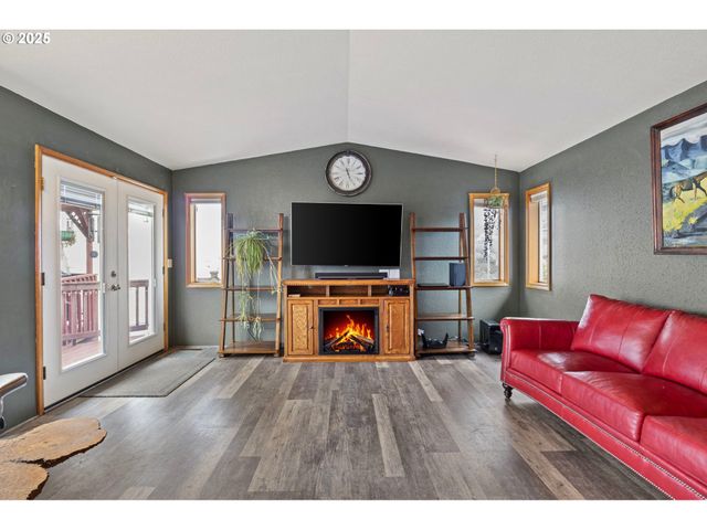 1495 Se PARKWOOD Dr, Roseburg, OR 97470