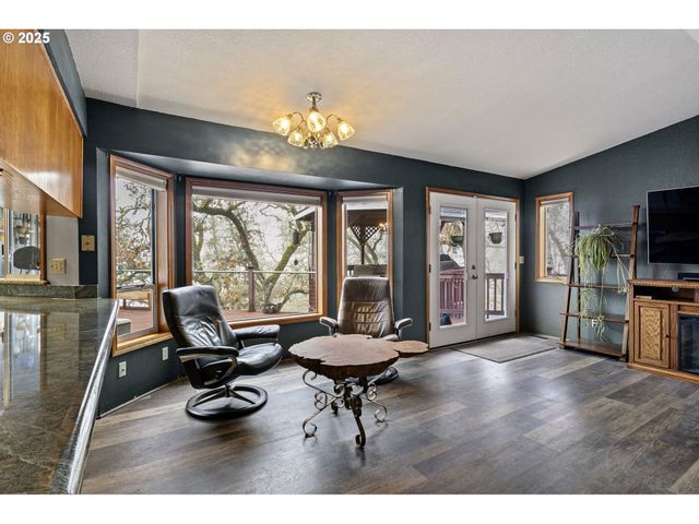 1495 Se PARKWOOD Dr, Roseburg, OR 97470