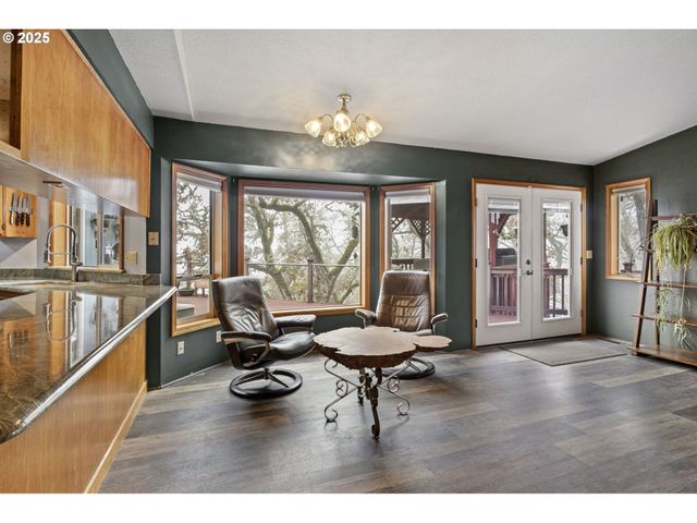 1495 Se PARKWOOD Dr, Roseburg, OR 97470