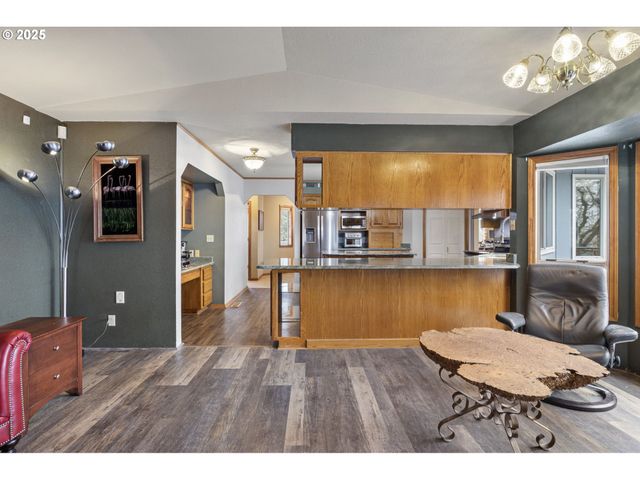 1495 Se PARKWOOD Dr, Roseburg, OR 97470