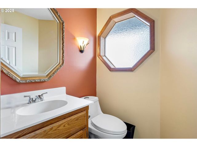 1495 Se PARKWOOD Dr, Roseburg, OR 97470