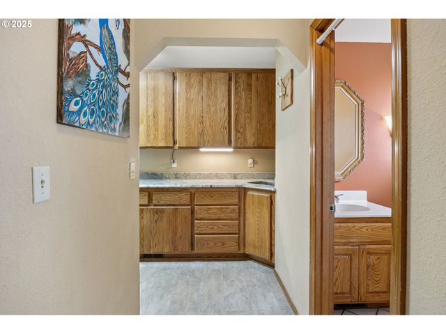 1495 Se PARKWOOD Dr, Roseburg, OR 97470