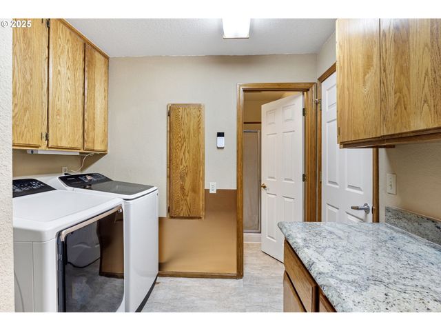 1495 Se PARKWOOD Dr, Roseburg, OR 97470