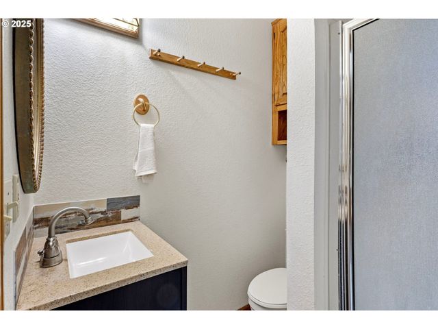 1495 Se PARKWOOD Dr, Roseburg, OR 97470