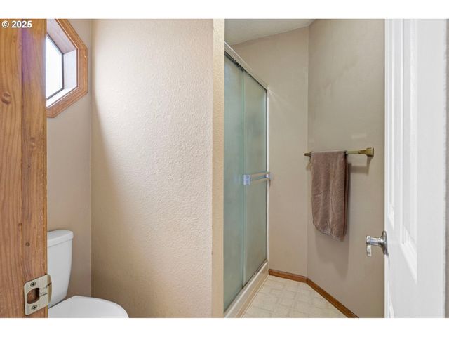 1495 Se PARKWOOD Dr, Roseburg, OR 97470