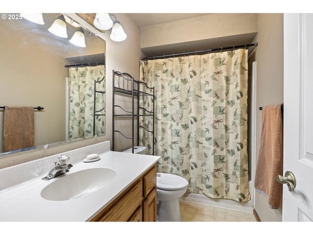 1495 Se PARKWOOD Dr, Roseburg, OR 97470