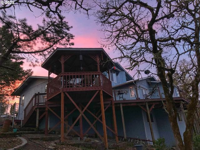 1495 Se PARKWOOD Dr, Roseburg, OR 97470