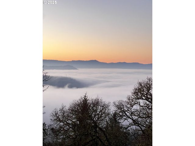 1495 Se PARKWOOD Dr, Roseburg, OR 97470