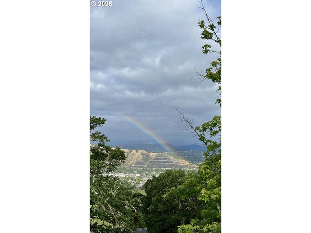 1495 Se PARKWOOD Dr, Roseburg, OR 97470