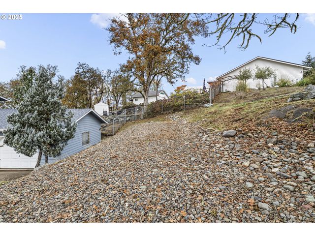 1495 Se PARKWOOD Dr, Roseburg, OR 97470