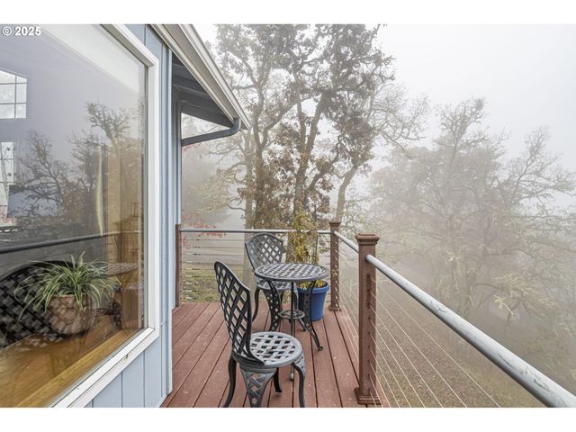 1495 Se PARKWOOD Dr, Roseburg, OR 97470