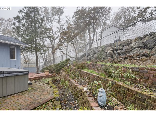 1495 Se PARKWOOD Dr, Roseburg, OR 97470