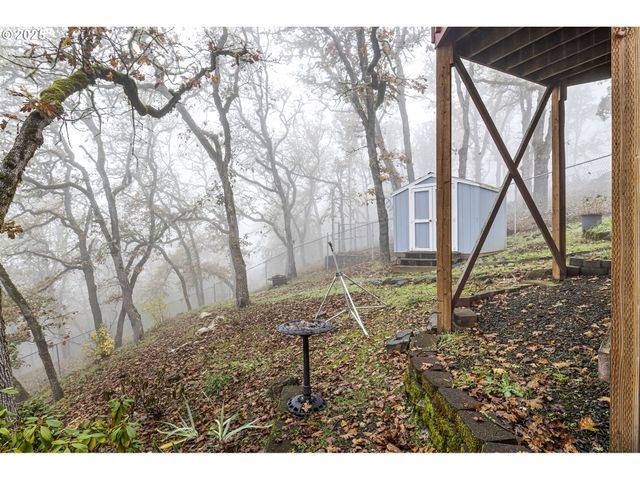 1495 Se PARKWOOD Dr, Roseburg, OR 97470