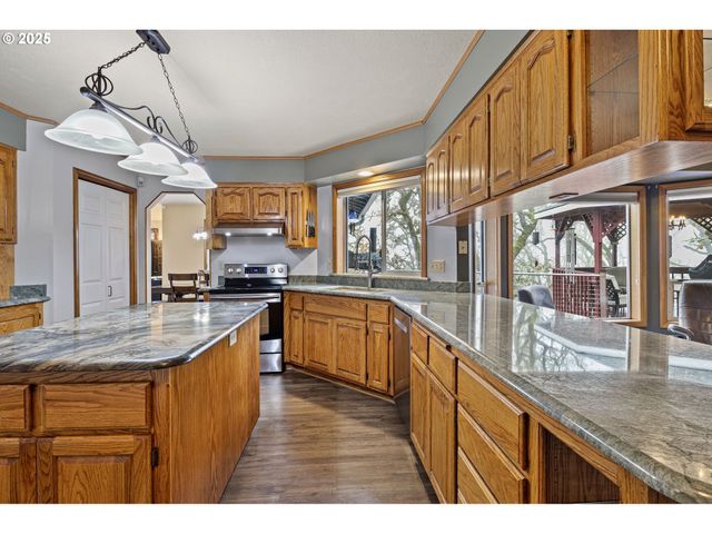 1495 Se PARKWOOD Dr, Roseburg, OR 97470