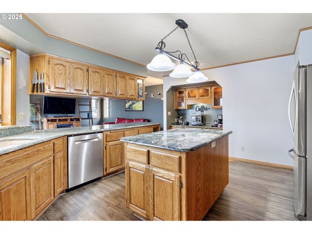 1495 Se PARKWOOD Dr, Roseburg, OR 97470