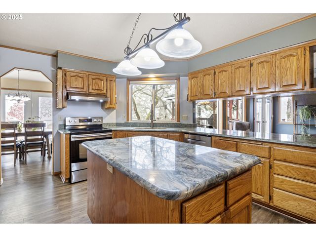 1495 Se PARKWOOD Dr, Roseburg, OR 97470