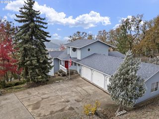 1495 Se PARKWOOD Dr, Roseburg, OR 97470