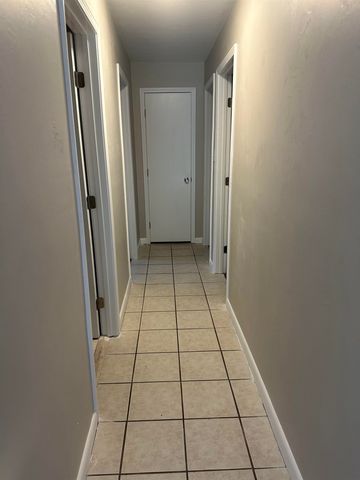 422 Essex Drive, Tallahassee, FL 32304