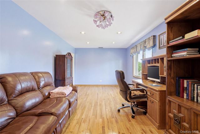 698 Washington Street, Franklin Square, NY 11010