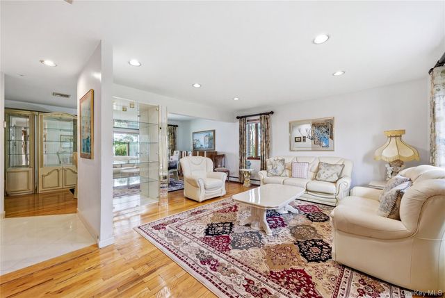 698 Washington Street, Franklin Square, NY 11010
