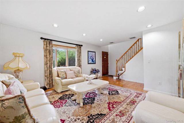 698 Washington Street, Franklin Square, NY 11010