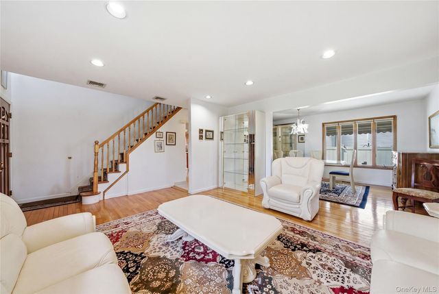 698 Washington Street, Franklin Square, NY 11010