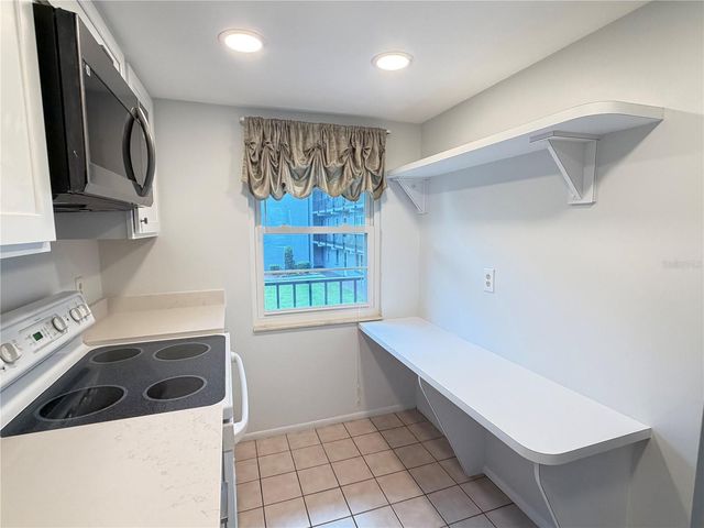 333 LAKE HOWARD DRIVE NW 211B, Winter Haven, FL 33880