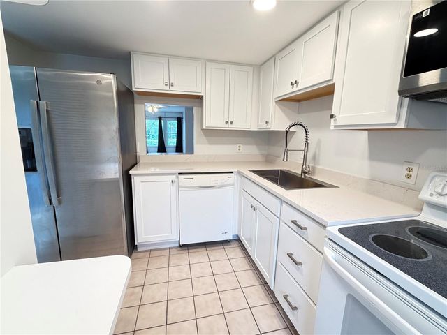 333 LAKE HOWARD DRIVE NW 211B, Winter Haven, FL 33880