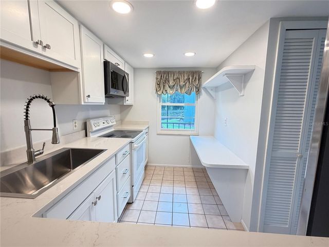 333 LAKE HOWARD DRIVE NW 211B, Winter Haven, FL 33880