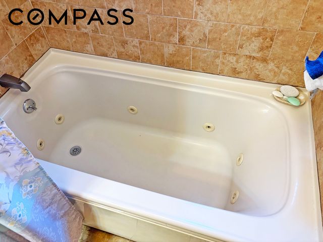 421 Crown St Apt 16R, New York City, NY 11225