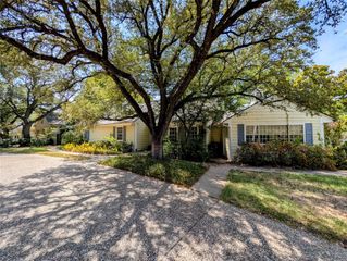 215 N Rivercrest Drive, Fort Worth, TX 76107