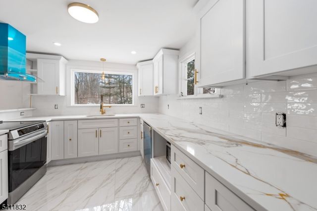 464 Buckhorn Dr, White Twp., NJ 07823