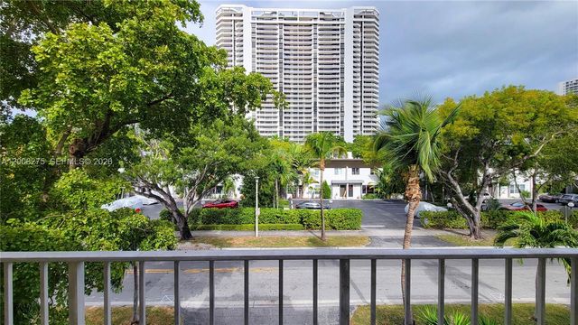3522 NE 171st St 308, North Miami Beach, FL 33160