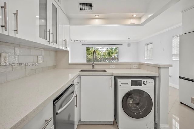 3522 NE 171st St 308, North Miami Beach, FL 33160