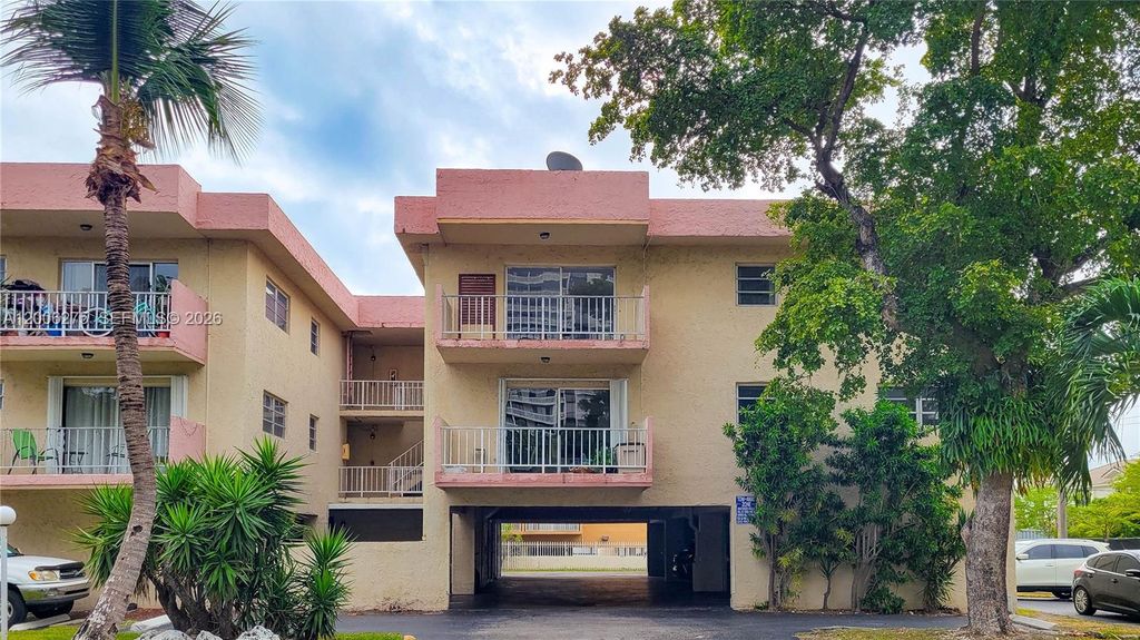 3522 NE 171st St 308, North Miami Beach, FL 33160