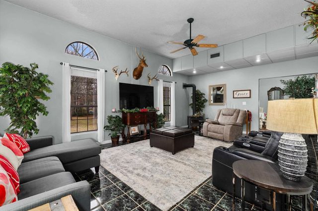 210 Kenneth Dr, Henderson, TX 75652