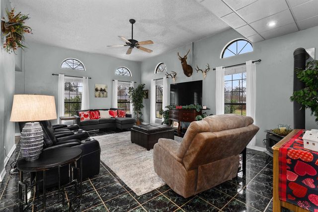 210 Kenneth Dr, Henderson, TX 75652