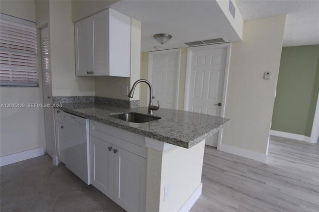 2890 N Oakland Forest Dr 204, Oakland Park, FL 33309