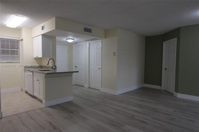 2890 N Oakland Forest Dr 204, Oakland Park, FL 33309