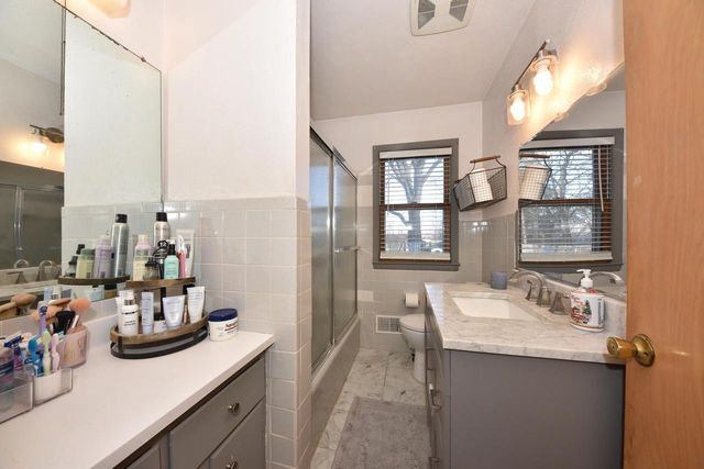 917 Lincoln DRIVE E, West Bend, WI 53095