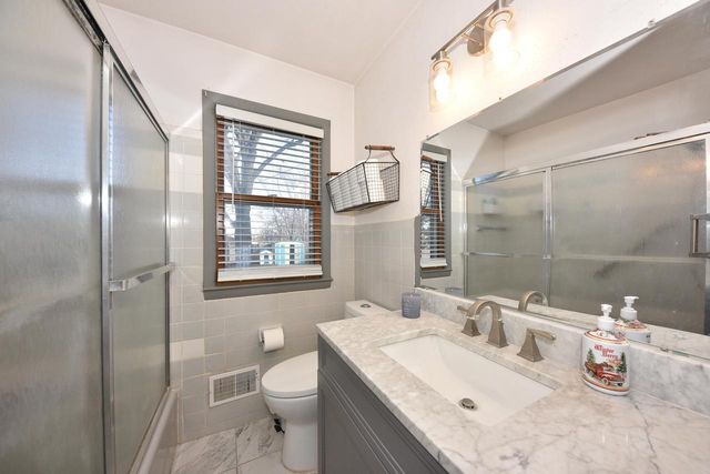 917 Lincoln DRIVE E, West Bend, WI 53095