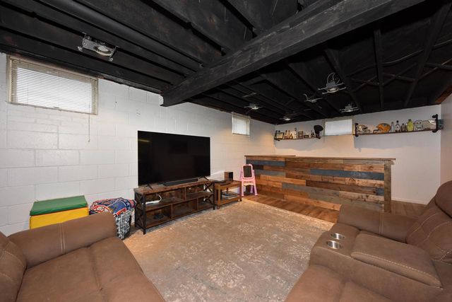 917 Lincoln DRIVE E, West Bend, WI 53095