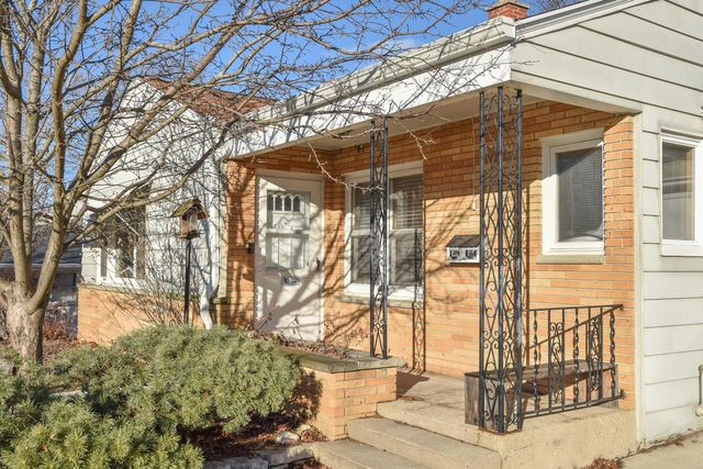 917 Lincoln DRIVE E, West Bend, WI 53095