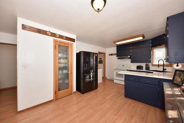 917 Lincoln DRIVE E, West Bend, WI 53095