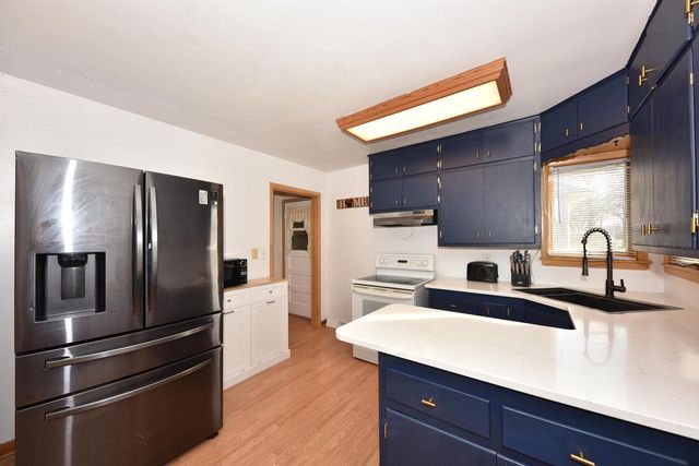 917 Lincoln DRIVE E, West Bend, WI 53095