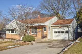 917 Lincoln DRIVE E, West Bend, WI 53095