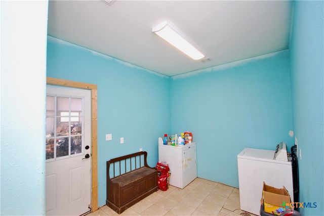 326 County Road 451, Waelder, TX 78959